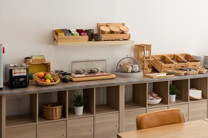 Petit déjeuner buffet (12.9 EUR par personne)