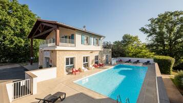 Piscine extérieure (ouverte en saison), parasols de plage