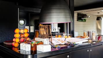 TĂ€gliches FrĂŒhstĂŒcksbuffet (15 EUR pro Person)