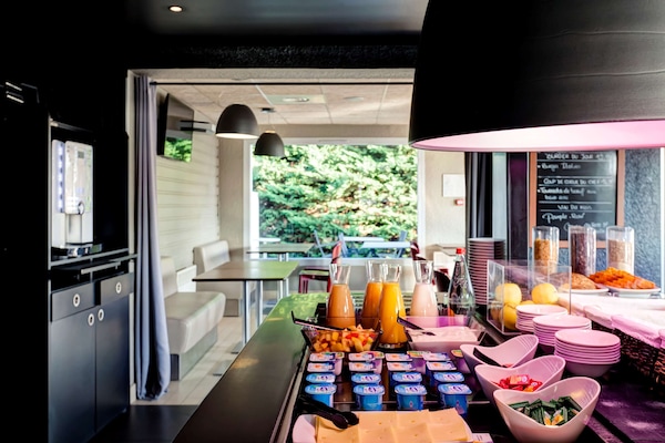 Phục vụ bữa sáng, bữa trưa, bữa tối, món Pháp