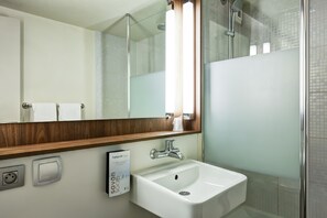 Habitación estándar, varias camas | Baño | Regadera, regadera tipo lluvia, amenidades de baño ecológicas 