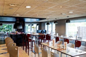 Breakfast, lunch, dinner served; French cuisine