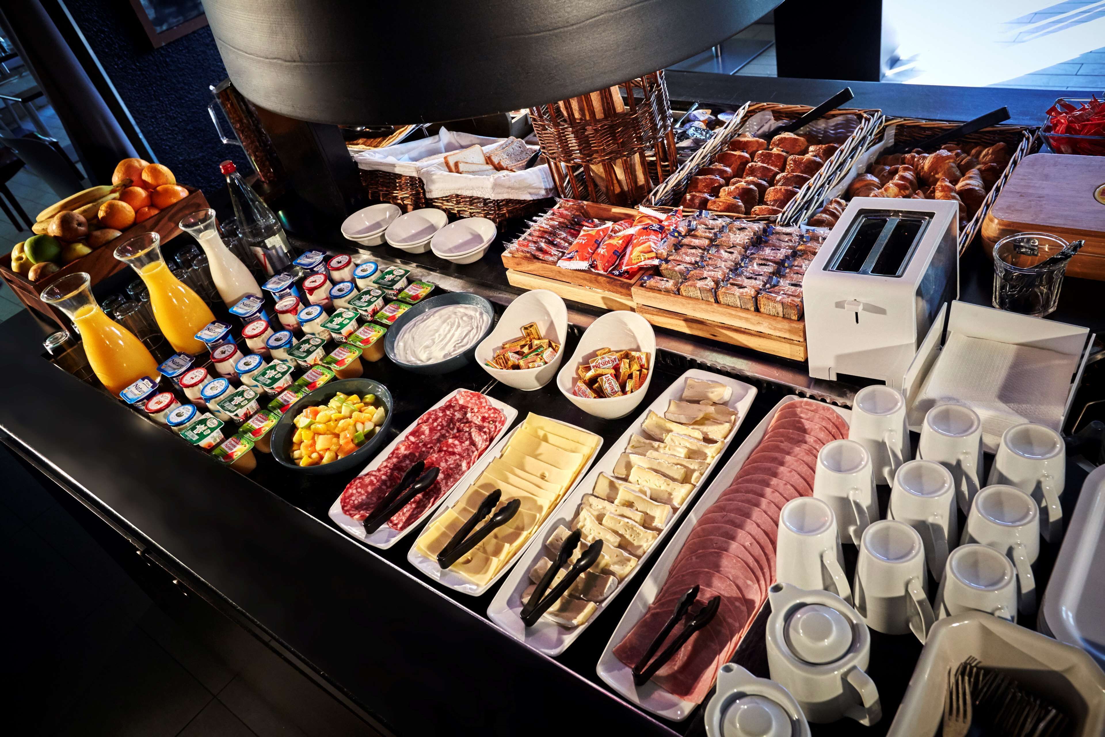 Daily buffet breakfast (EUR 13.9 per person)