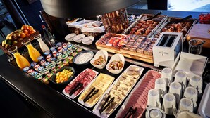 A buffet with various food items, including fruits, cheeses, meats, and pastries. - Campanile Evry Ouest - Corbeil Essonnes (Corbeil-Essonnes)