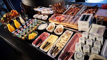 Petit déjeuner buffet (13.9 EUR par personne)