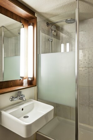 Een douche, een regendouche, milieuvriendelijke toiletartikelen