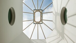A ceiling with a skylight and two circular vents. - Hotel Bracara Augusta (Braga)