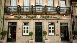 A building with a sign reading "HOTEL Bracara Augusta RESTAURANTE". - Hotel Bracara Augusta (Braga)