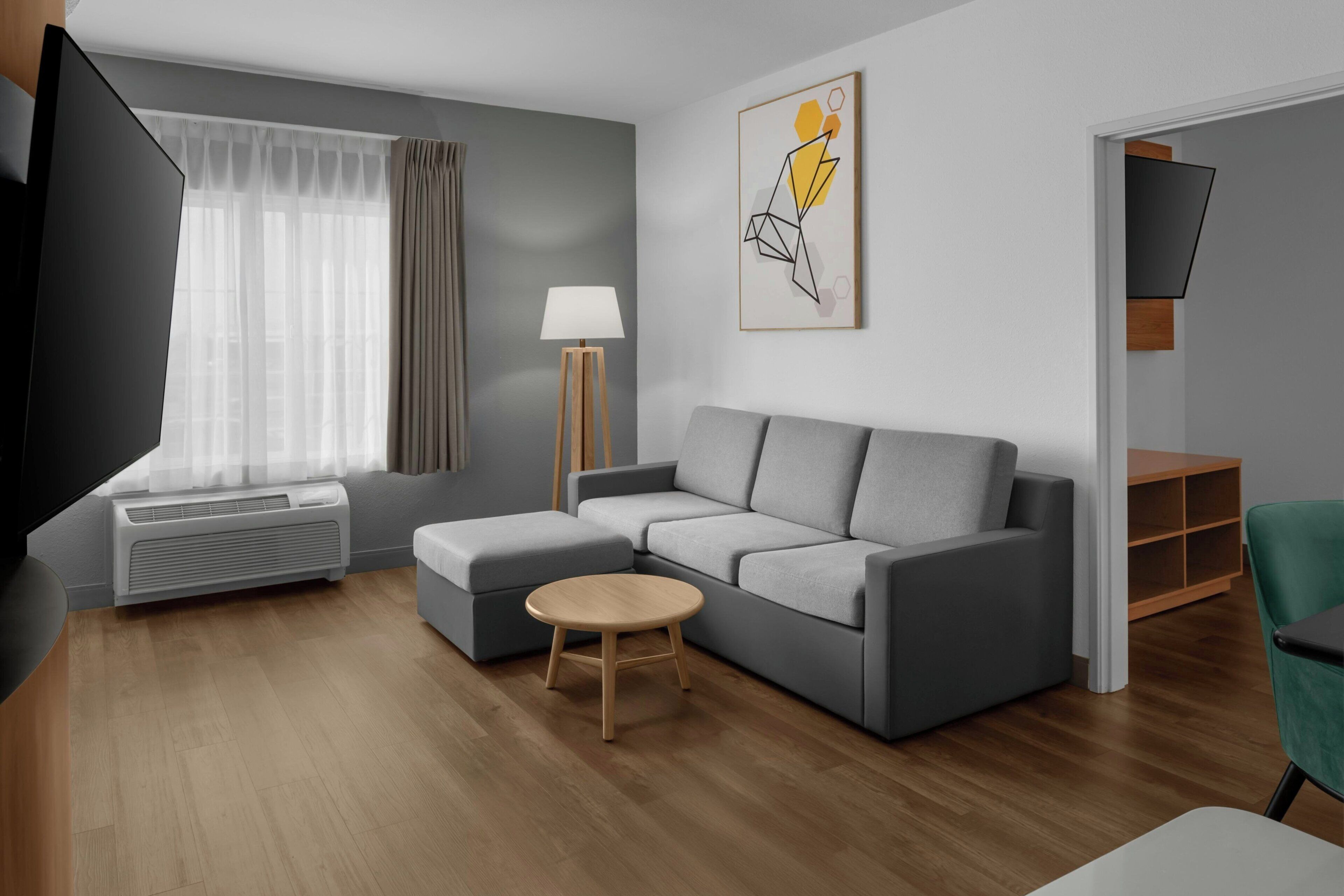 Suite – junior, 1 soverom | Oppholdsområde | En 37-tommers LCD-TV med Parabol-TV samt TV og Netflix