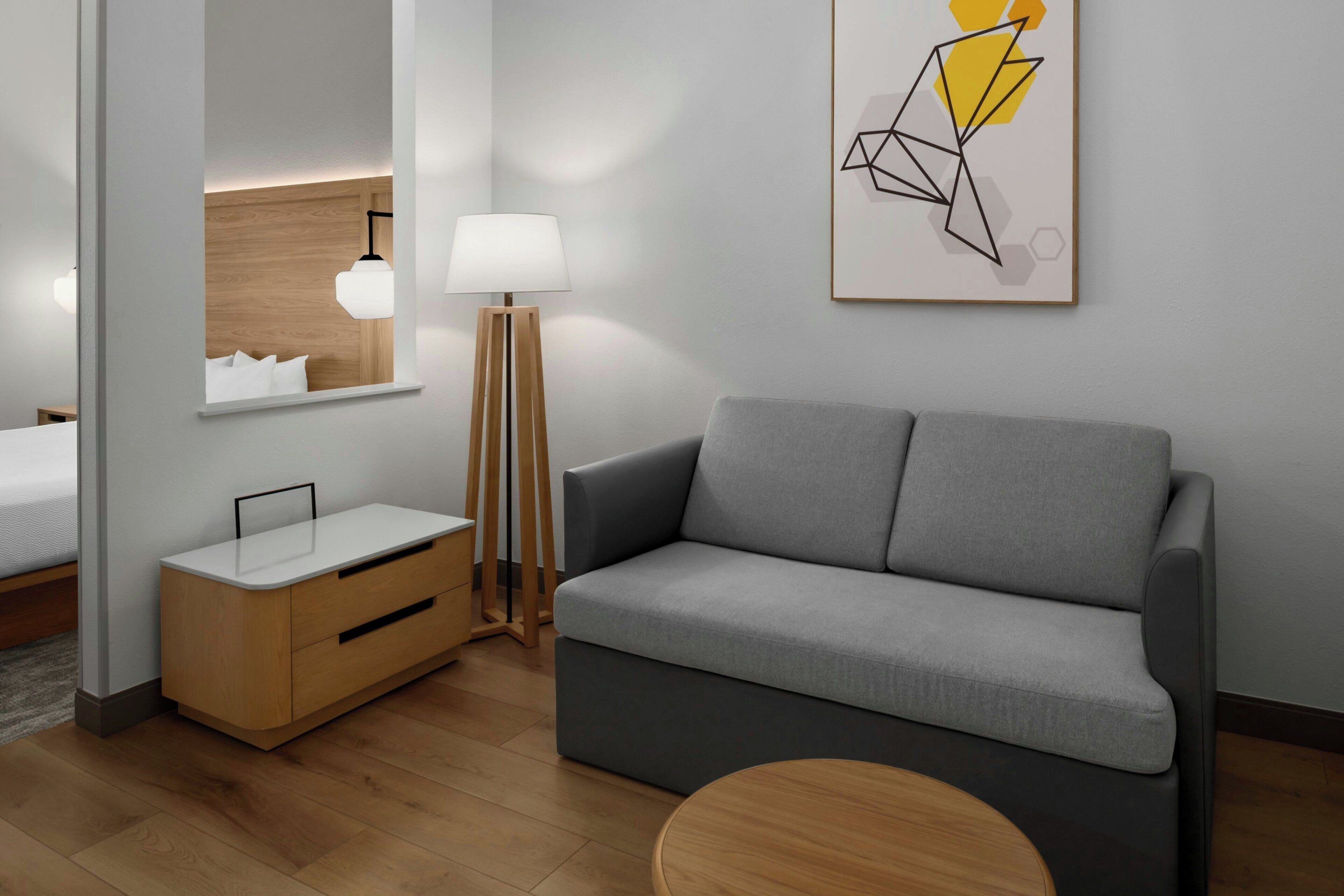 Suite ejecutiva, 1 cama King size y sofá cama | Escritorio, espacio para trabajar con laptop y cortinas blackout 
