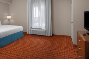 Suite júnior, 1 dormitori | Escriptori, espai de treball apte per a portàtils i cortines opaques 