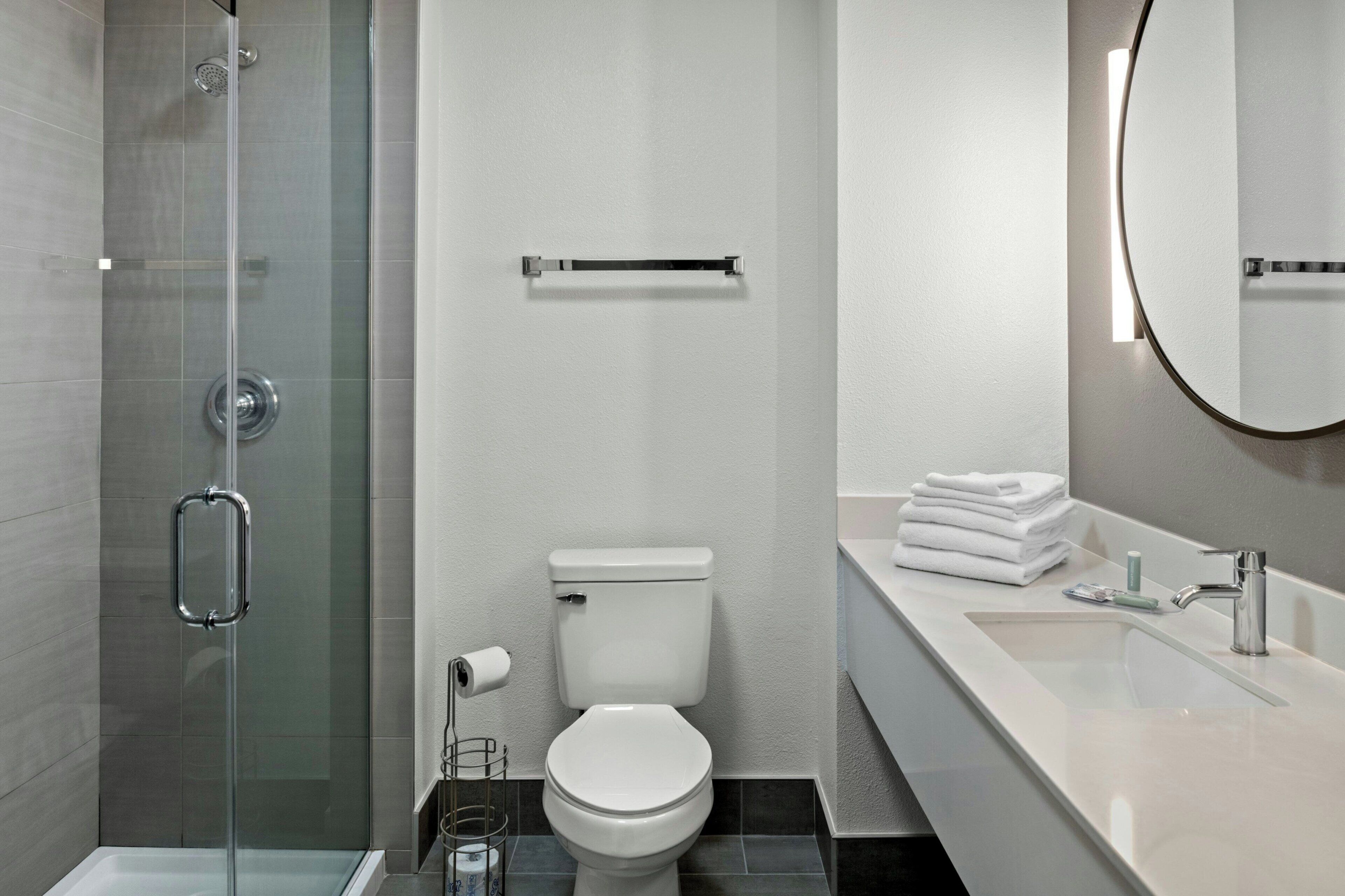 Executive Suite, 1 King Bed with Sofa bed | Bathroom | Combined shower/tub, hair dryer, towels