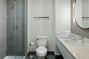 Suite ejecutiva, 1 cama King size y sofá cama | Baño | Tina con regadera, secadora de cabello, toallas 
