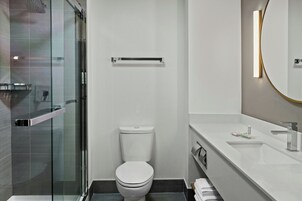 Ducha y bañera combinadas, secador de pelo y toallas