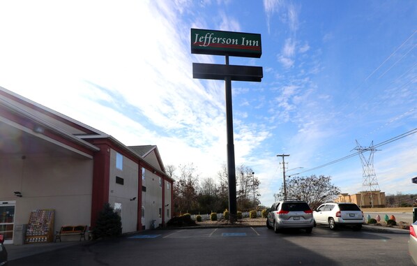 A motel named Jefferson Inn with a parking lot, a small outdoor seating area, and a clear sky. - Jefferson Inn Dandridge (Dandridge)