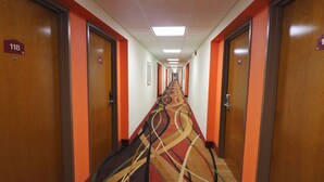 A hotel corridor with doors numbered 118 and 115. - Jefferson Inn Dandridge (Dandridge)