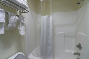 Free toiletries, hair dryer, towels - Jefferson Inn Dandridge (Dandridge)