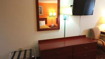 Escritorio, cortinas opacas, tabla de planchar con plancha y wifi gratis