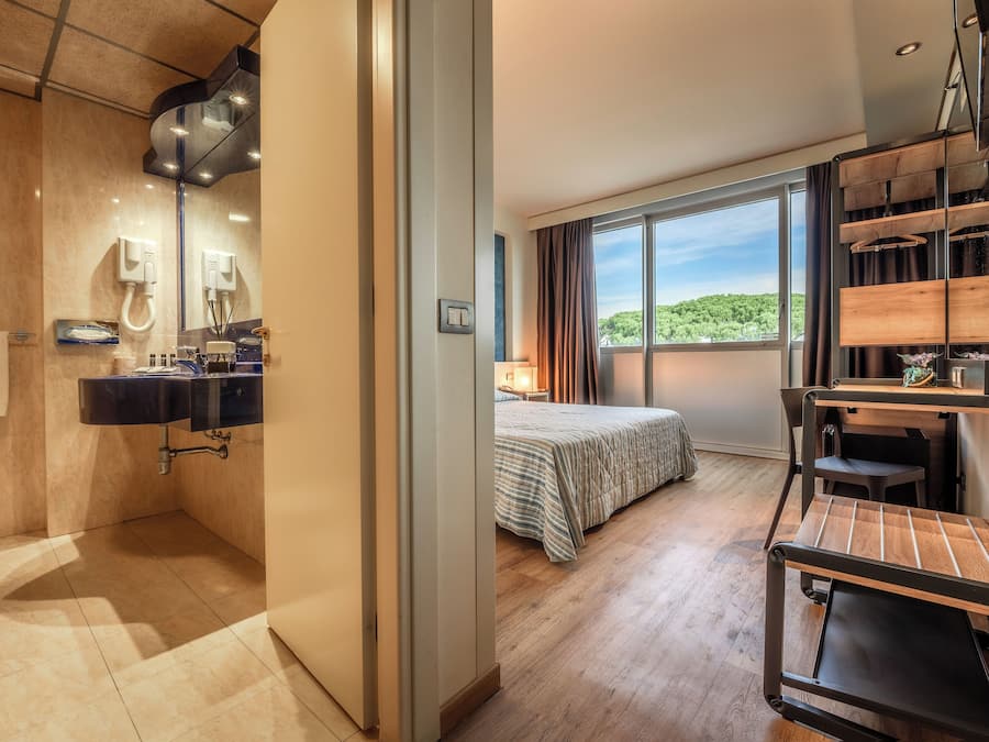 Chambre Double Standard | Minibar, coffres-forts dans les chambres, bureau