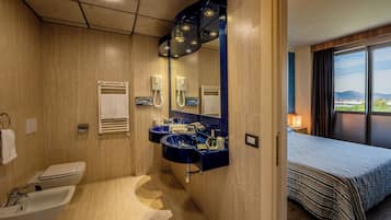 Suite | Bathroom | Shower, hair dryer, bidet, towels