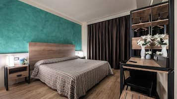 Een moderne slaapkamer met een houten bed, een bureau en een spiegel.