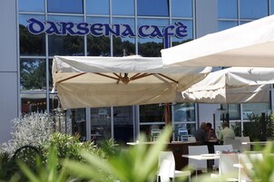 ランチ、ディナーに営業