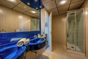 Suite | Baño | Ducha, secador de pelo, bidé y toallas