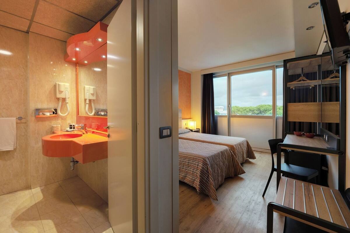 Minibar, caja de seguridad en la habitación y escritorio