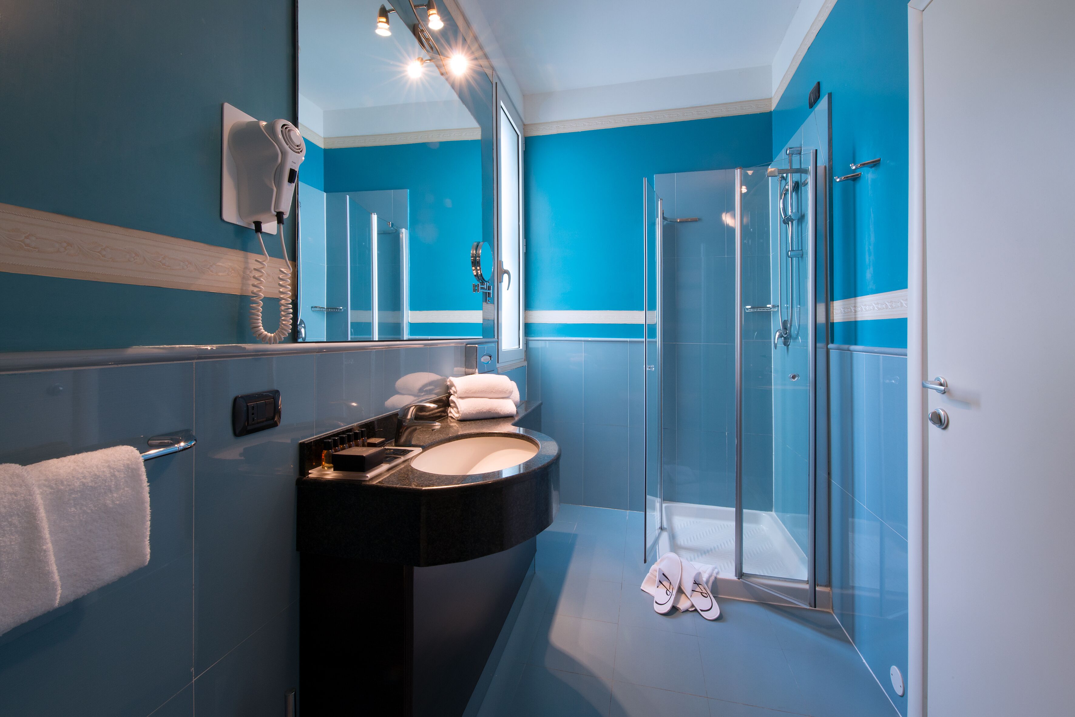 Een douche, een regendouche, gratis toiletartikelen, een haardroger
