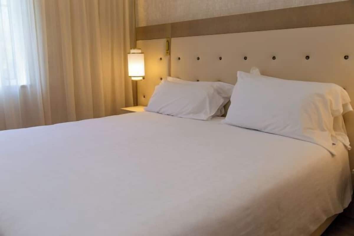 2 bedrooms, in-room safe, blackout curtains, free WiFi