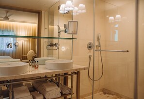 Suite Premium, vistas al jardín | Baño | Ducha y cabezal de ducha tipo lluvia
