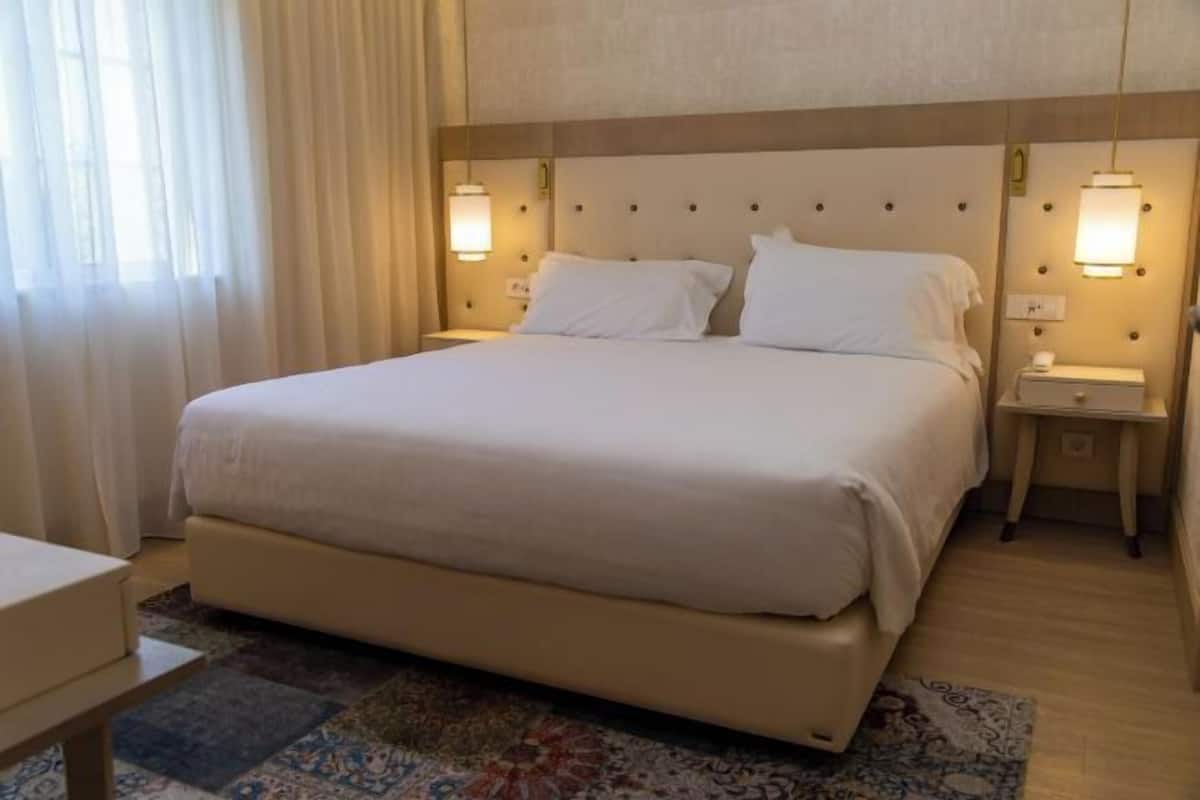 2 bedrooms, in-room safe, blackout curtains, free WiFi