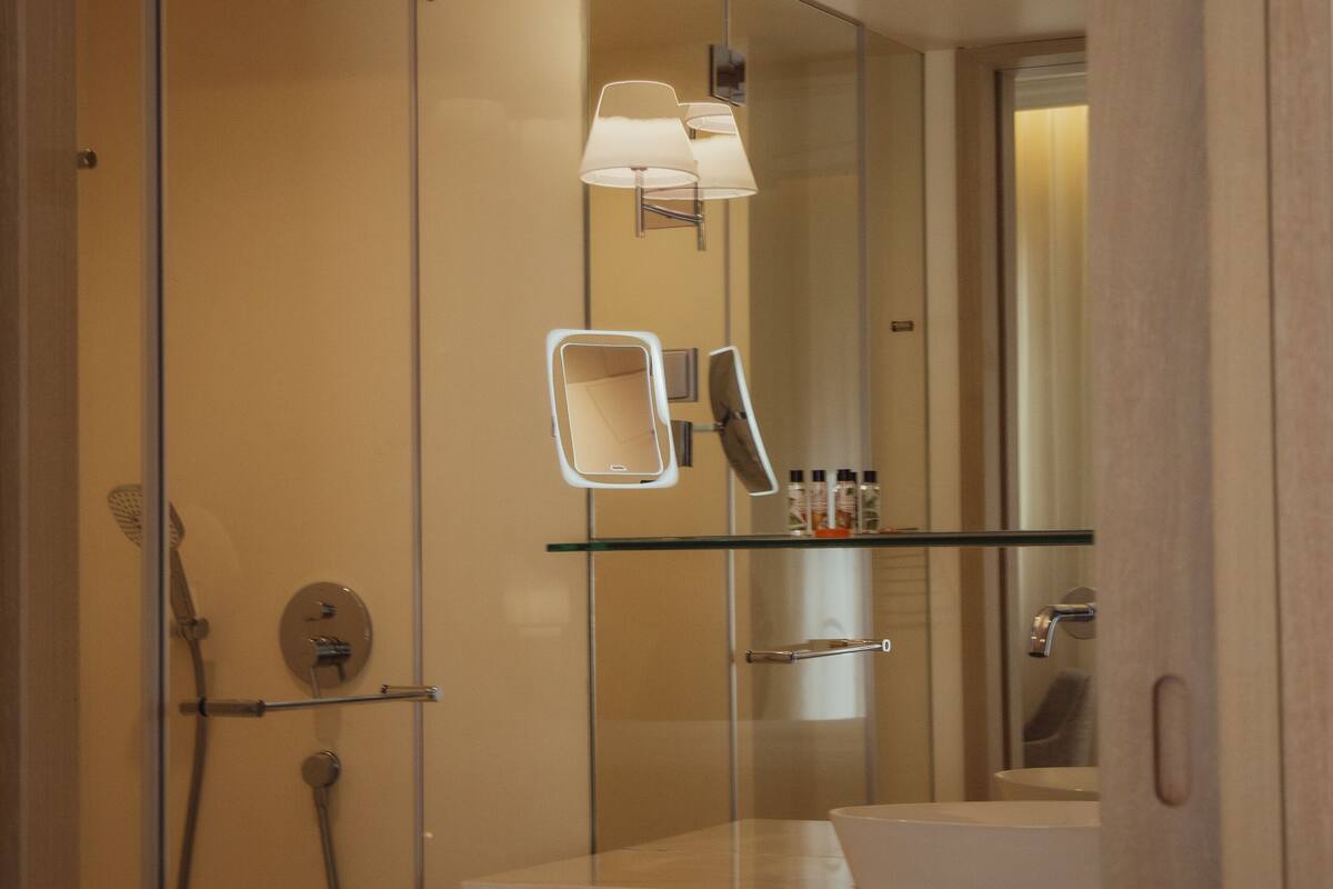 deluxe double or twin room | bathroom | shower, rainfall showerhead, free toiletries, hair dryer