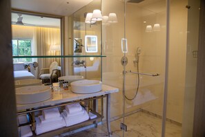 Suite Premium, vista mare | Bagno | Doccia, soffione a pioggia, set di cortesia gratuito, asciugacapelli