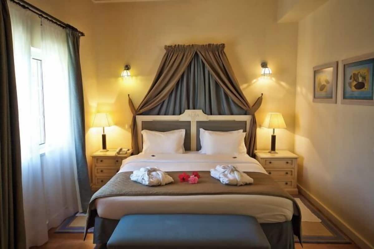 2 bedrooms, in-room safe, blackout curtains, free WiFi