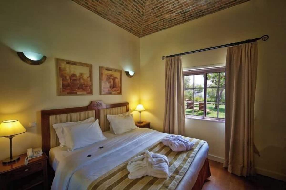 2 bedrooms, in-room safe, blackout curtains, free WiFi