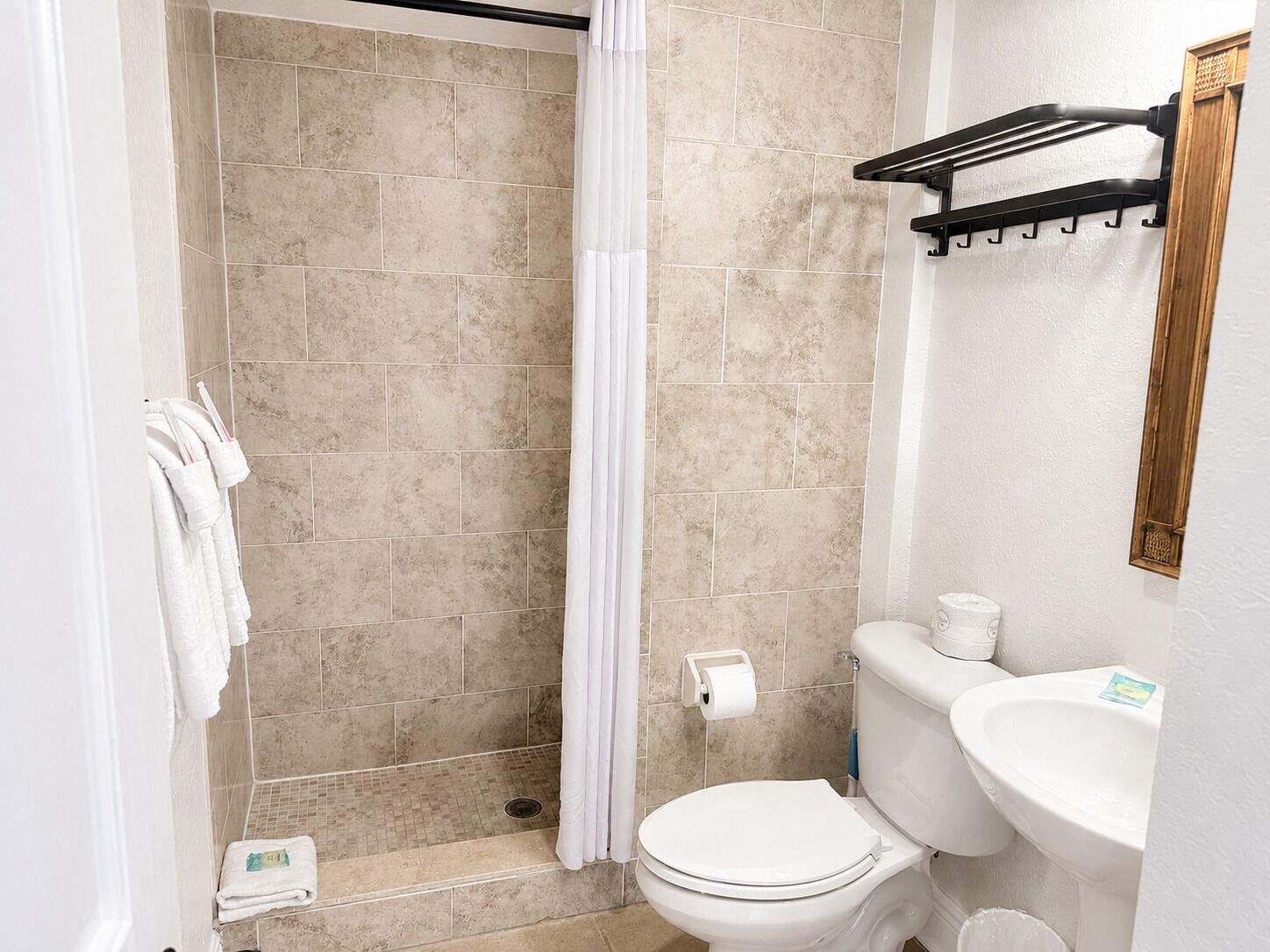Un bagno con doccia, toilette e lavandino.