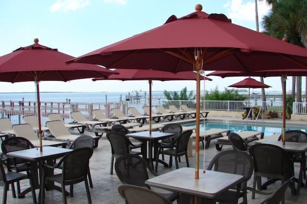 Lunch och middag serveras, med utsikt mot poolen