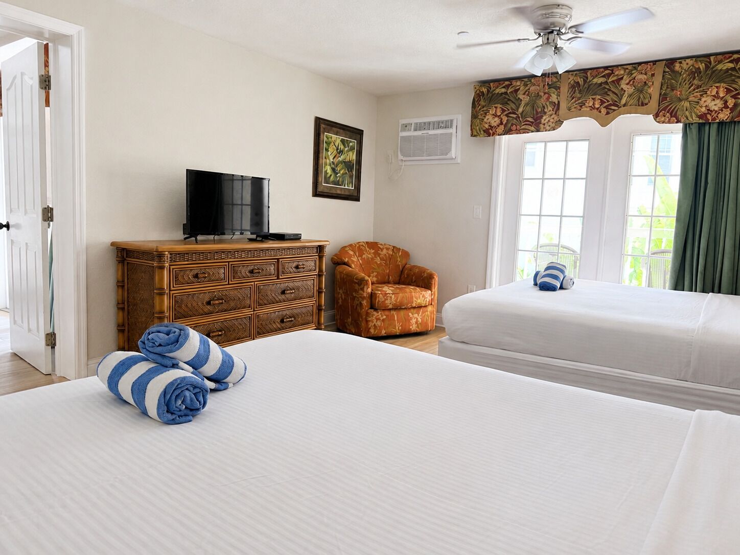 Comfort Suite | Premium bedding, down comforters, iron/ironing board