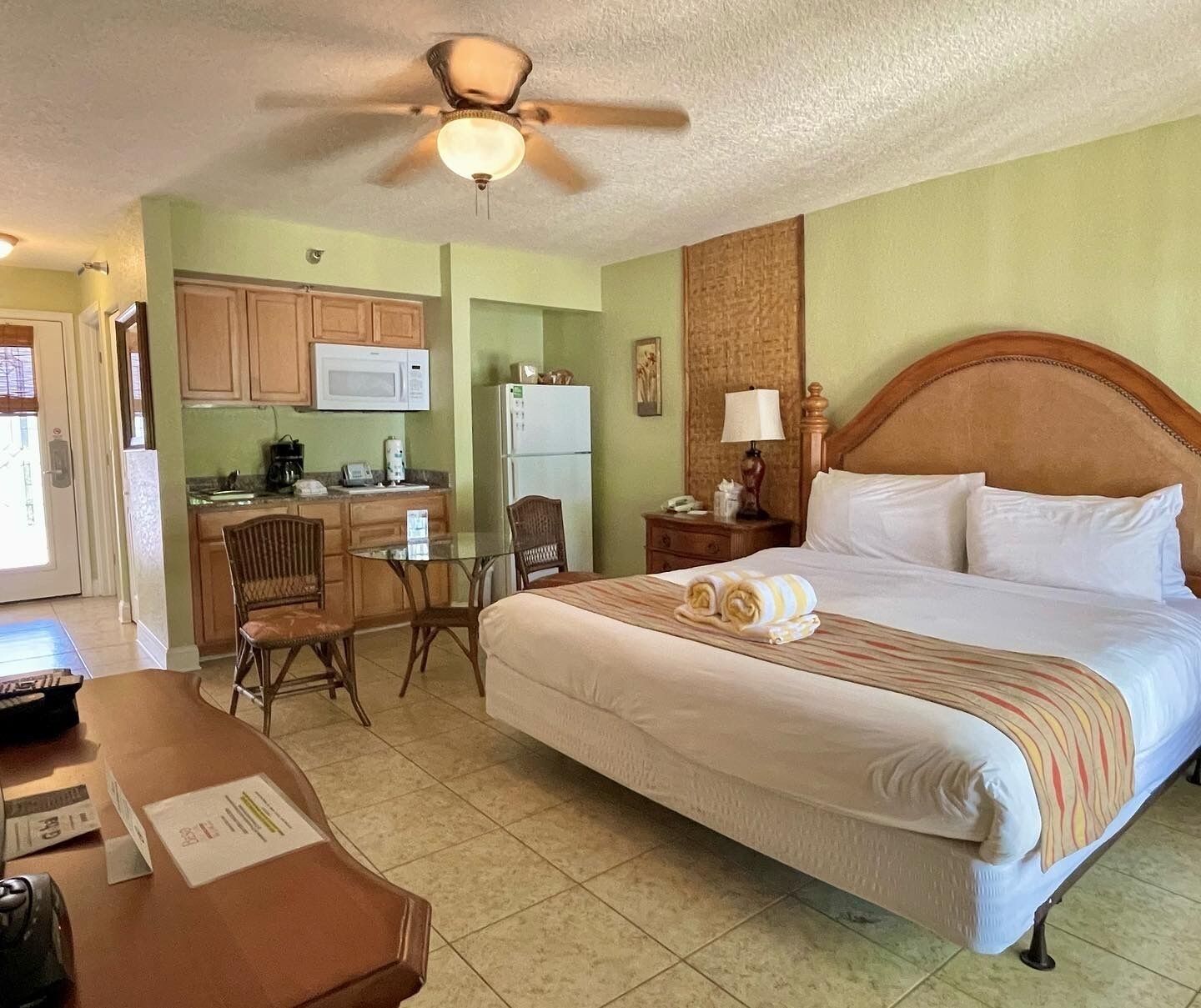 Ropa de cama de alta calidad, cubrecamas y muebles diferentes 