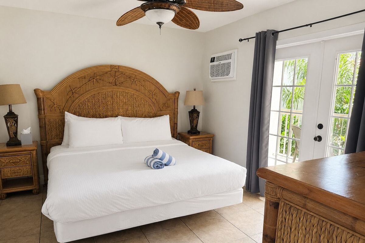 Basic Suite, 1 Queen Bed | Premium bedding, down duvets, iron/ironing board, individually furnished