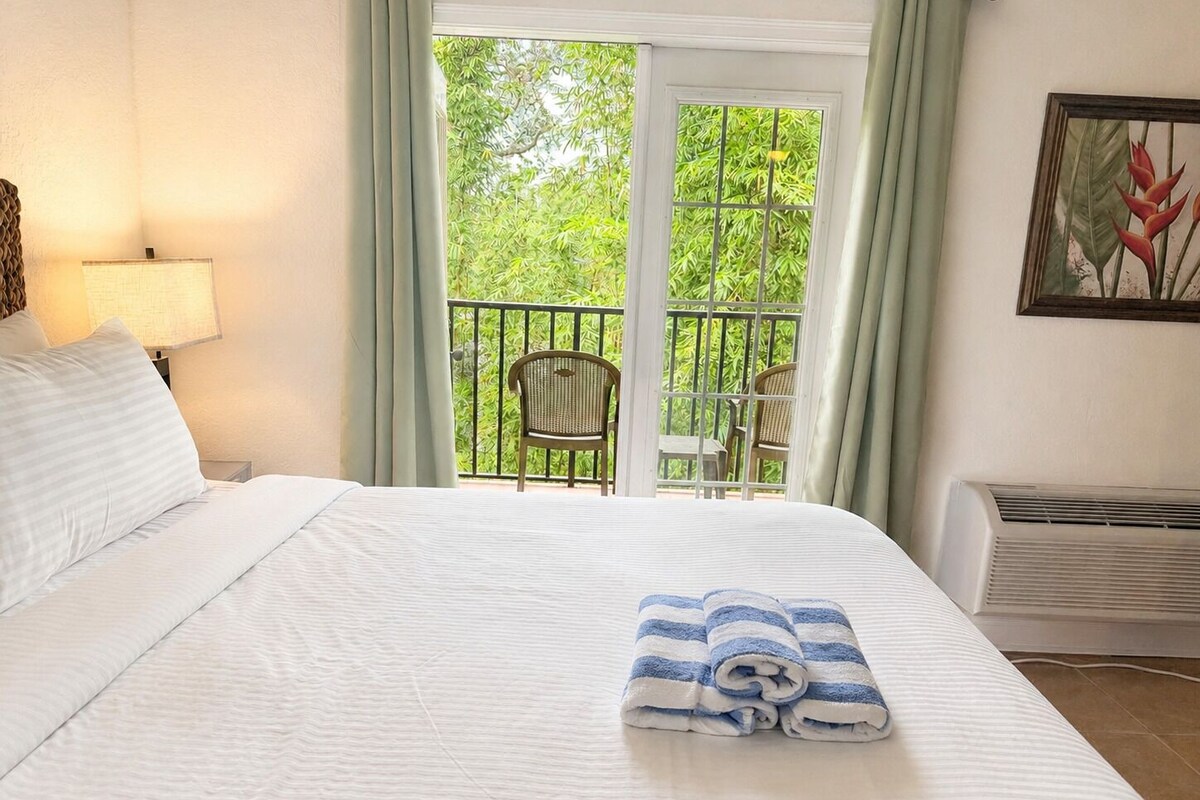 Habitación básica | Ropa de cama de alta calidad, edredón y tabla de planchar con plancha 