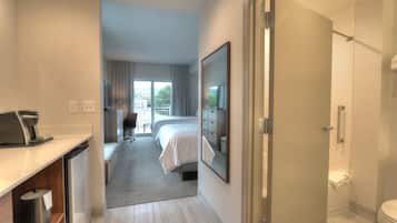 Suite, 1 Bedroom, Balcony (Parkway View) | Egyptian cotton sheets, premium bedding, pillowtop beds