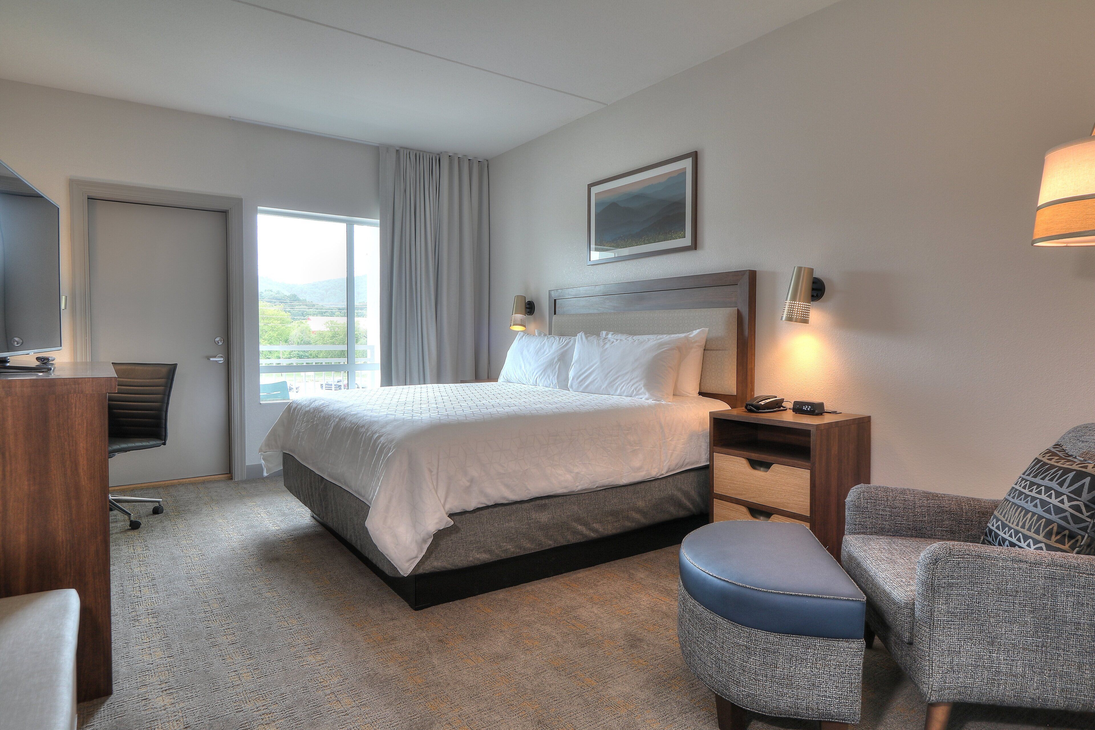 Premium Room, 1 King Bed, Balcony (Parkway View) | Egyptian cotton sheets, premium bedding, pillowtop beds, desk