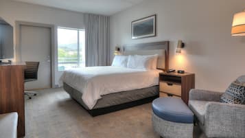 Premium Room, 1 King Bed, Balcony (Parkway View) | Egyptian cotton sheets, premium bedding, pillowtop beds, desk