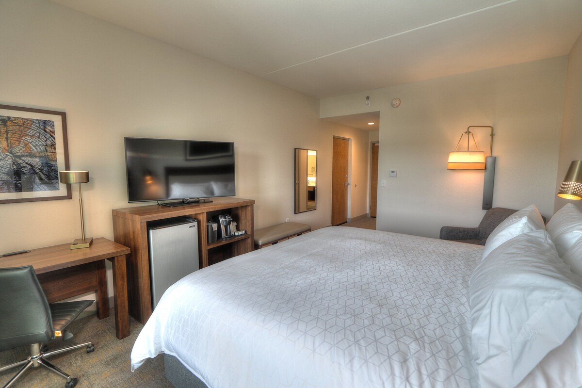 Premium Room, 1 King Bed, Balcony, River View (Top Floor) | Egyptian cotton sheets, premium bedding, pillowtop beds, desk