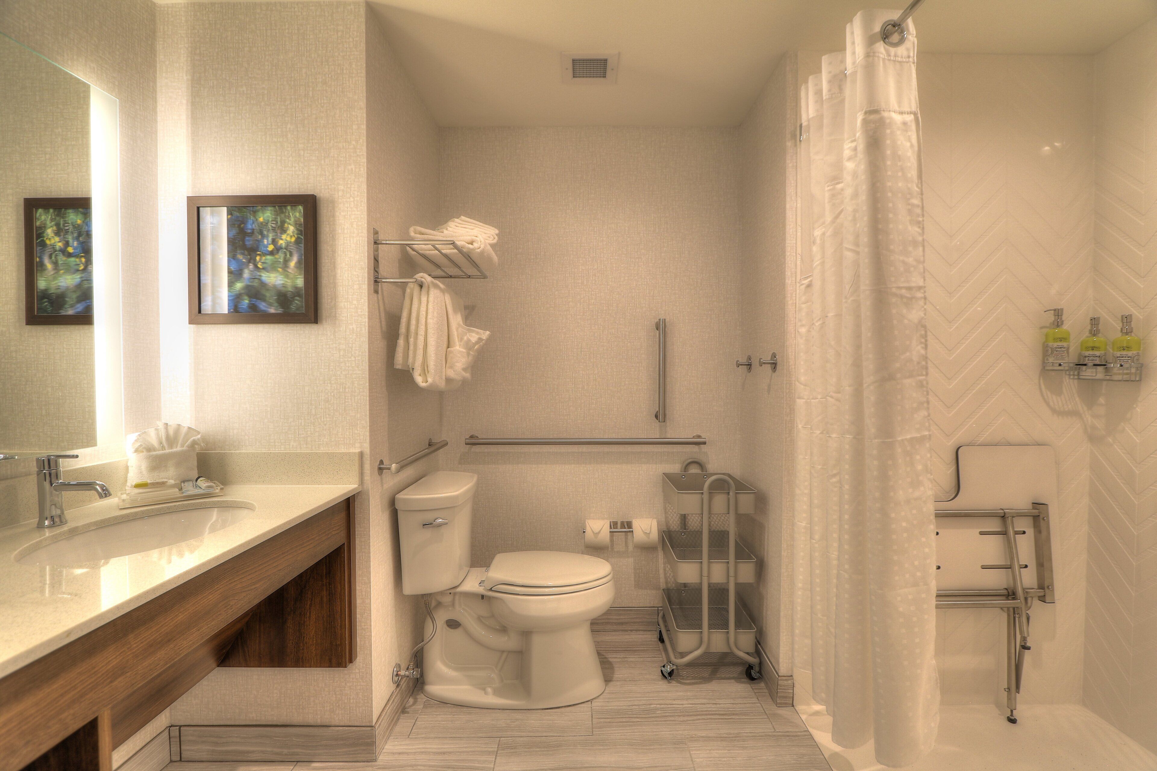 Une salle de bain moderne équipée de toilettes, d’un lavabo et d’une douche.