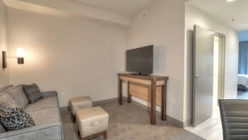 Suite, 1 King Bed, Mobility Accessible (Roll-In Shower) | Egyptian cotton sheets, premium bedding, pillowtop beds, desk