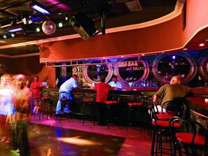 4 bars-salons, bar attenant à la piscine, bar sur la plage