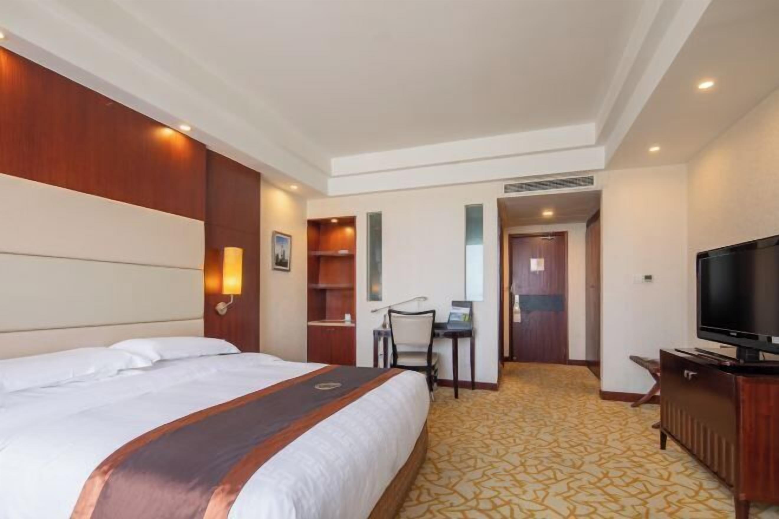 In-room safe, iron/ironing board, cribs/infant beds, Internet